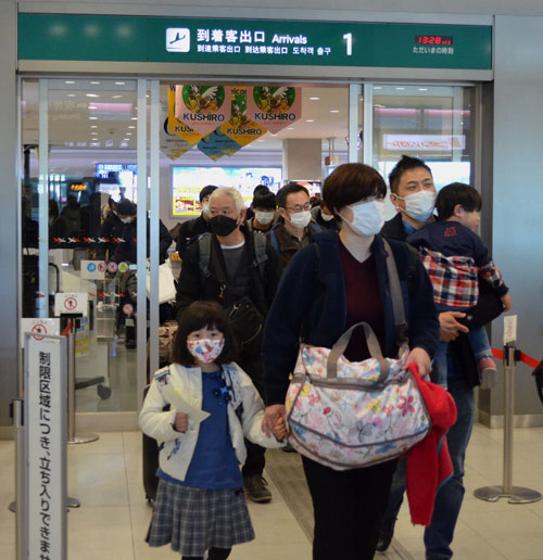 帰省 2年ぶり混雑 空港やJR、再会に笑顔(2021-12-30)