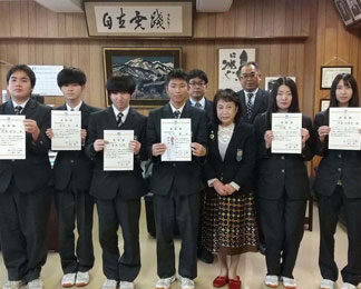 ソロプチミスト釧路が白糠高クラブ員に活動助成金贈呈　(2021-12-08)