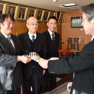 　自動車本、市に６３冊寄贈　釧路地方自動車整備振興会青年部(2021-12-30)