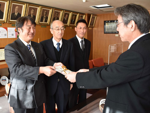 自動車本、市に63冊寄贈 釧路地方自動車整備振興会青年部(2021-12-30)