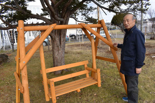 子供たちに「木の温もりを感じてほしい」と木製ブランコを製造する三好さん