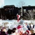 試運転列車を利用して桜児童公園前で行われた歓迎イベントでサンタクロースが子供たちの前に登場（1999年12月22日）