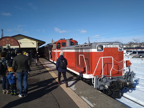 出発を待つDLけん引の湿原号（2022年1月22日　釧路駅）