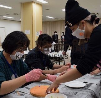 釧路出身さとりーさん講師に合同制作会　障がい者芸術作品展(2022-01-14)