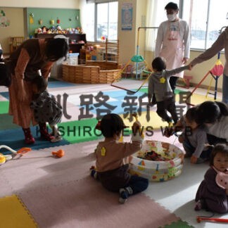 親子が遊具や手遊び楽しむ　釧路でおもちゃライブラリー(2022-01-14)