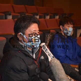 別海から「お疲れさま」　新濱、森重選手ねぎらう(2022-02-19)