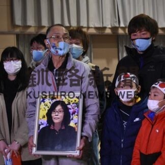 別海から「お疲れさま」　新濱、森重選手ねぎらう_1(2022-02-19)