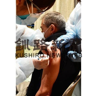 ６５歳以上のコロナワクチン接種 ３回目開始 根室市初日200人(2022-02-15)