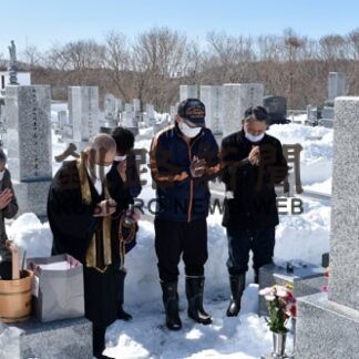 雪よけて先祖供養　彼岸の中日、家族連れ墓参り(2022-03-22)