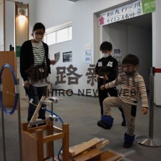 紙ヒコーキづくりに挑戦　こども遊学館、春休みイベント(2022-03-26)