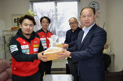 食パン美味しく食べて クレインズ、釧路まりも学園に引換券(2022-03-24)