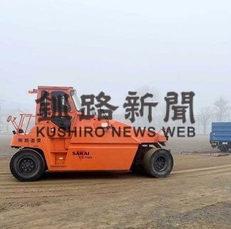 タカオ工業と東道路、グラウンドを整備　青葉小で地域貢献(2022-05-01)