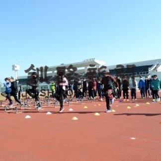 春風背に「走り初め」市民陸上競技場オープン(2022-04-04)