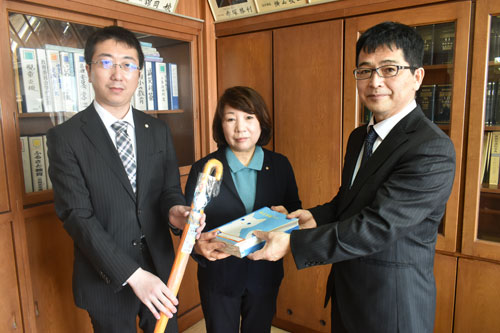 新1年生の事故防止へ安全傘 町商工会寄贈(2022-04-08)