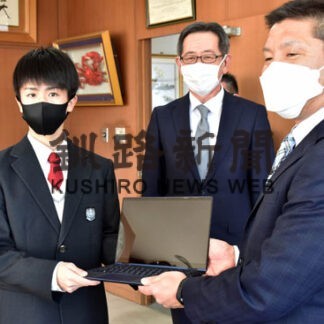 新１年生にＰＣ１６７台貸与　根室高等学校教育振興会「未来を切り拓いて」(2022-04-20)