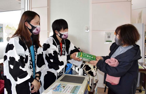 牛乳の消費拡大へ　リフレと赤いベレーで無料配布(2022-04-27)