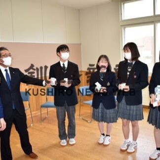 標茶高などの活動視察　鈴木知事、管内で「なおみちカフェ」(2022-05-12)