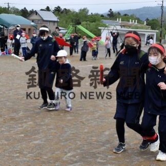 阿寒湖で運動会、児童生徒ら紅白に分かれ熱戦(2022-05-31)