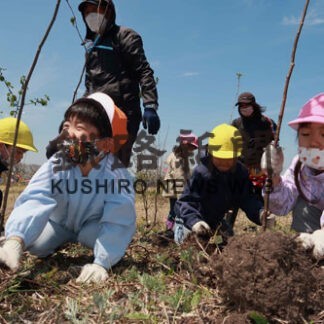 シマフクロウの森復活へ　園児ら春の植樹活動(2022-05-22)