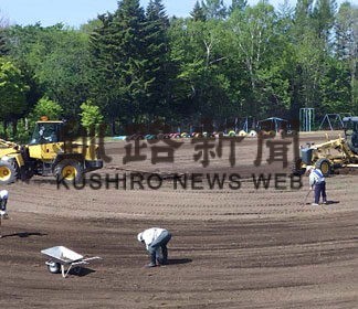 東星渡部建設がグラウンド整備(2022-05-28)