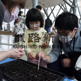 親子で種まき楽しい、こども遊学館でバケツ稲挑戦(2022-05-15)