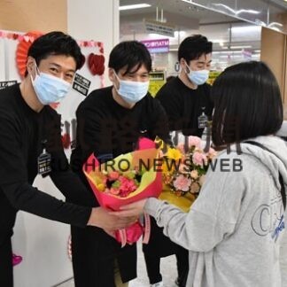 母の日ファンと交流　イオンで元クレインズ３人(2022-05-10)