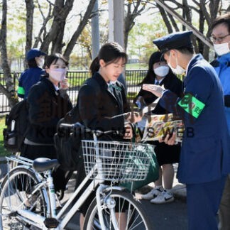 自転車２ロックで盗難防止　通学生に啓発活動(2022-05-27)
