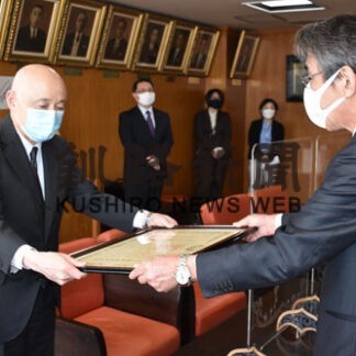 三ッ輪運輸に紺綬褒章伝達　市に高規格救急車寄贈(2022-05-10)