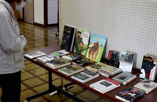 図書館でクマ特集 生態など理解深めて(2022-05-17)