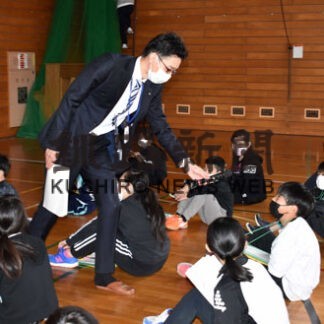 人口増への取り組み学ぶ　市職員講師、釧路清明小で出前授業(2022-05-21)