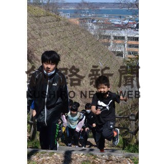 新しい避難場所へ 霧多布小で訓練(2022-05-15)