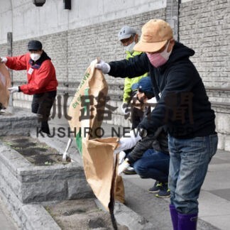 キンレンカ開花へ 富士見坂花壇整備(2022-05-12)