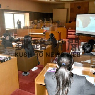 役場で職員の仕事学ぶ　白糠高１年生が地域探究活動(2022-05-24)