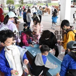 縁日や乗馬体験に歓声　こどもまつり(2022-05-05)