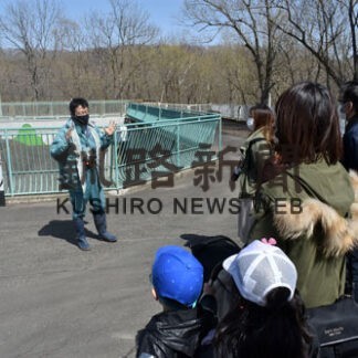 ヒグマの生態「勉強になった」　動物園で獣舎ツアー(2022-05-10)