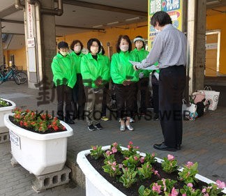 ＭＯＯ前で植栽　ソロプチミスト釧路(2022-05-28)