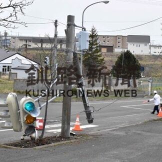 軽が信号柱に衝突(2022-05-02)