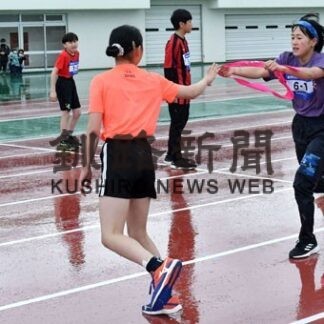 雨に負けずたすきつなぐ　釧路で小中学生駅伝(2022-05-30)