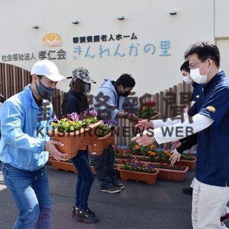 きんれんかの里に花の苗など寄贈　北ローターアクトク(2022-05-22)