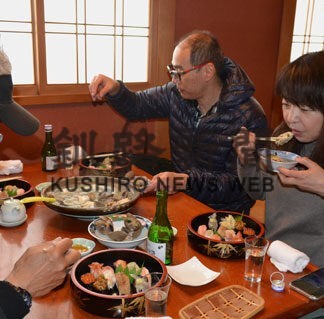 桜と牡蠣を満喫　まつり開幕、限定メニュー提供(2022-05-15)