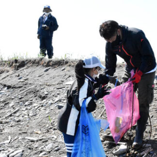 環境保全の一助に　標津川河口周辺を清掃(2022-06-04)
