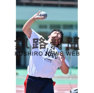上村（釧共栄３年）砲丸投げ連覇　中体連陸上釧路、根室地区(2022-06-27)