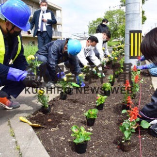 観光道路の景観美しく　渡辺建設工業が花植え(2022-06-16)