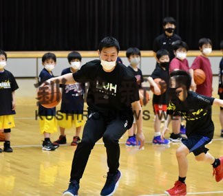 バスケプロの技学ぶ　レバンガ選手ら小学生指導(2022-06-08)
