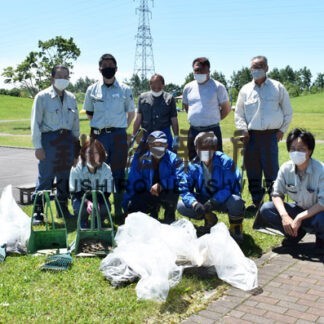 大規模運動公園で子供の広場清掃　鈴木設備工務店(2022-06-28)