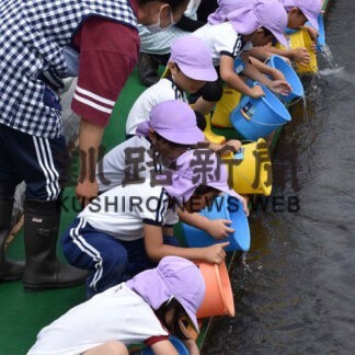 ヤマベ元気に大きくなって　園児が釧路川に稚魚放流(2022-07-26)