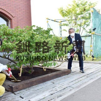 港文館前に記念植樹　釧根地区トラック協会(2022-07-04)