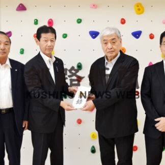 白糠学園などに１００万円　町建設業協会が寄付(2022-07-27)