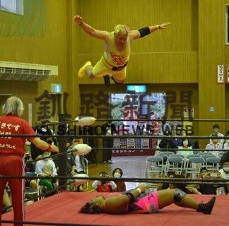 迫力の空中技に歓声　北都プロレス釧路大会(2022-07-17)