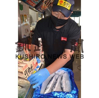 初サンマ１万円、釧路町の店頭に並ぶ(2022-07-15)